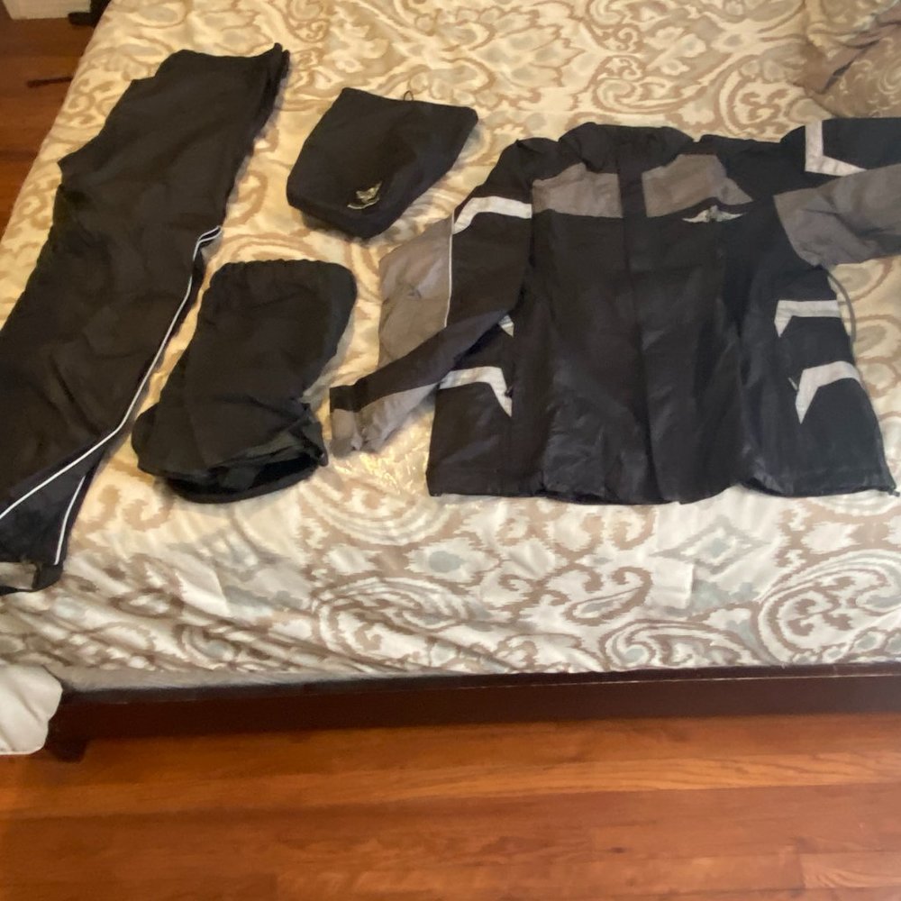 Men's size Large Harley Davidson Rain suite